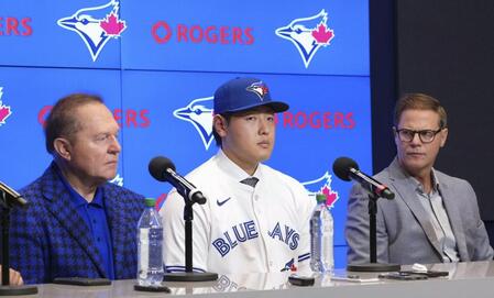 　米大リーグ、ブルージェイズの入団記者会見に臨む岡本和真（中央）＝共同