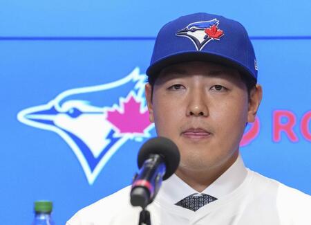 　米大リーグ、ブルージェイズの入団記者会見に臨む岡本和真（共同）