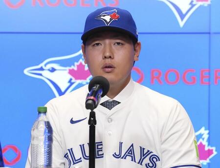 　米大リーグ、ブルージェイズの入団記者会見に臨む岡本和真（共同）