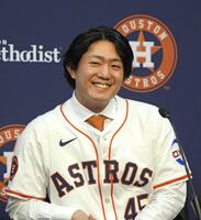 　アストロズの入団記者会見で笑顔を見せる今井達也（提供・共同通信社）