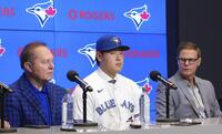 　米大リーグ、ブルージェイズの入団記者会見に臨む岡本和真（中央）＝共同