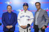 　米大リーグ、ブルージェイズの入団記者会見で記念写真に納まる岡本和真（中央）＝共同
