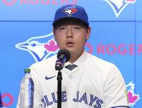 　米大リーグ、ブルージェイズの入団記者会見に臨む岡本和真（共同）