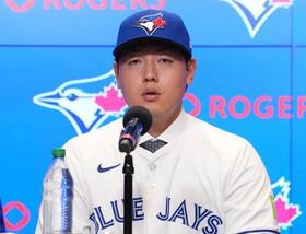 　米大リーグ、ブルージェイズの入団記者会見に臨む岡本和真内野手＝６日、トロント（共同）