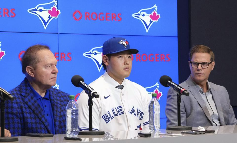 　米大リーグ、ブルージェイズの入団記者会見に臨む岡本和真（中央）＝共同