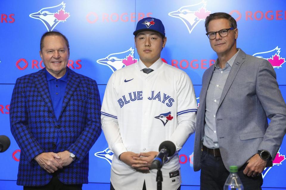 　米大リーグ、ブルージェイズの入団記者会見で記念写真に納まる岡本和真（中央）＝共同