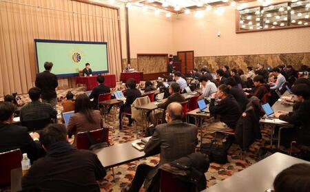 　会見に臨む岡本（撮影・石井剣太郎）