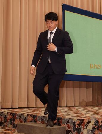 　会見を終え退席する岡本（撮影・石井剣太郎）