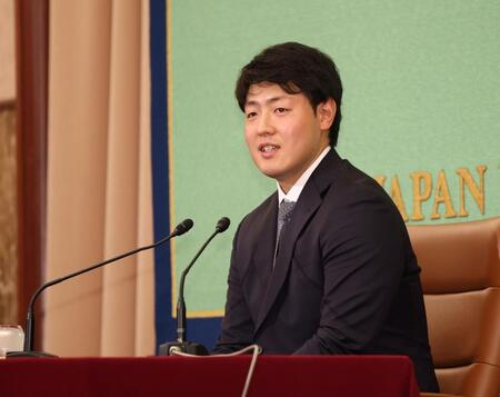 　会見に臨む岡本（撮影・石井剣太郎）