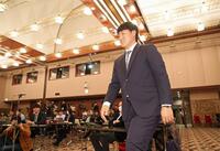 　会見に臨む岡本（撮影・石井剣太郎）