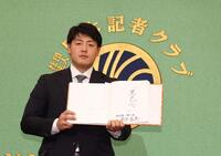 　揮毫（きごう）した岡本（撮影・石井剣太郎）