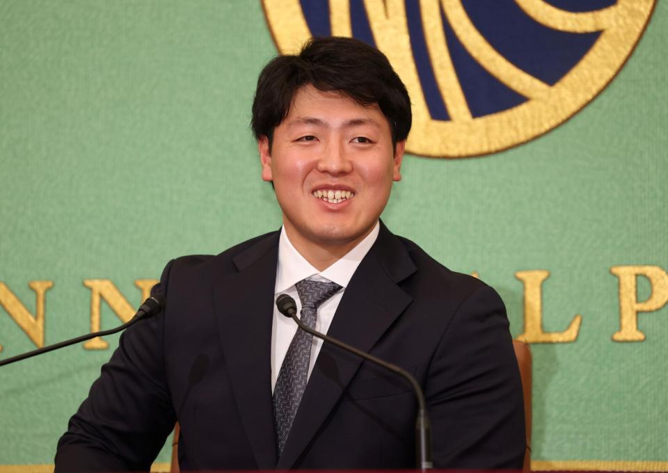 　笑顔を見せる岡本（撮影・石井剣太郎）