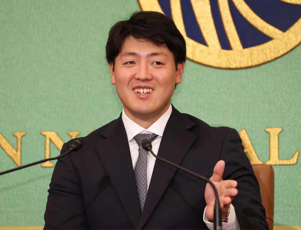 　会見に臨む岡本（撮影・石井剣太郎）