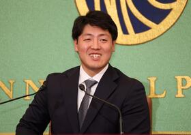 　笑顔を見せる岡本（撮影・石井剣太郎）