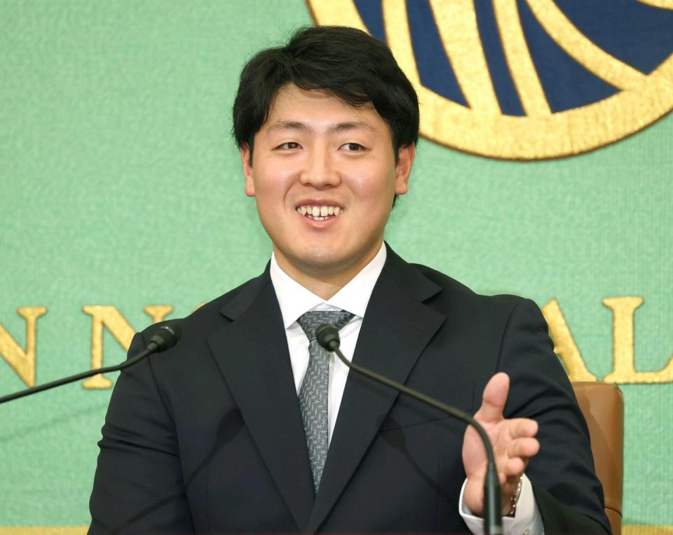 　笑顔で会見するブルージェイズ・岡本（撮影・石井剣太郎）