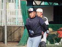 ノックを打つ小坂監督