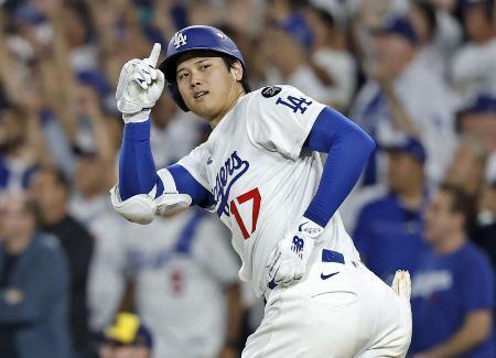 　ナ・リーグ優勝決定シリーズ第４戦でこの試合３本目の本塁打を放ち、ベンチに合図を送るドジャース・大谷＝２５年１０月、ロサンゼルス（共同）