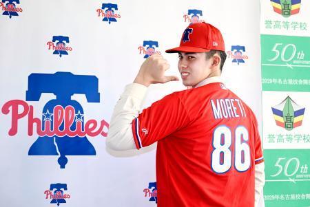 　米大リーグ、フィリーズとマイナー契約を結び、ポーズをとる誉高のモレチ・アレシャンドレ投手＝１６日、愛知県小牧市