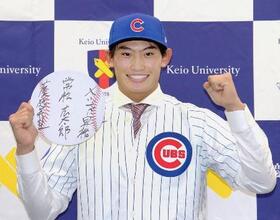 　カブスのユニホーム姿でポーズをとる慶大の常松広太郎外野手＝１９日、横浜市内
