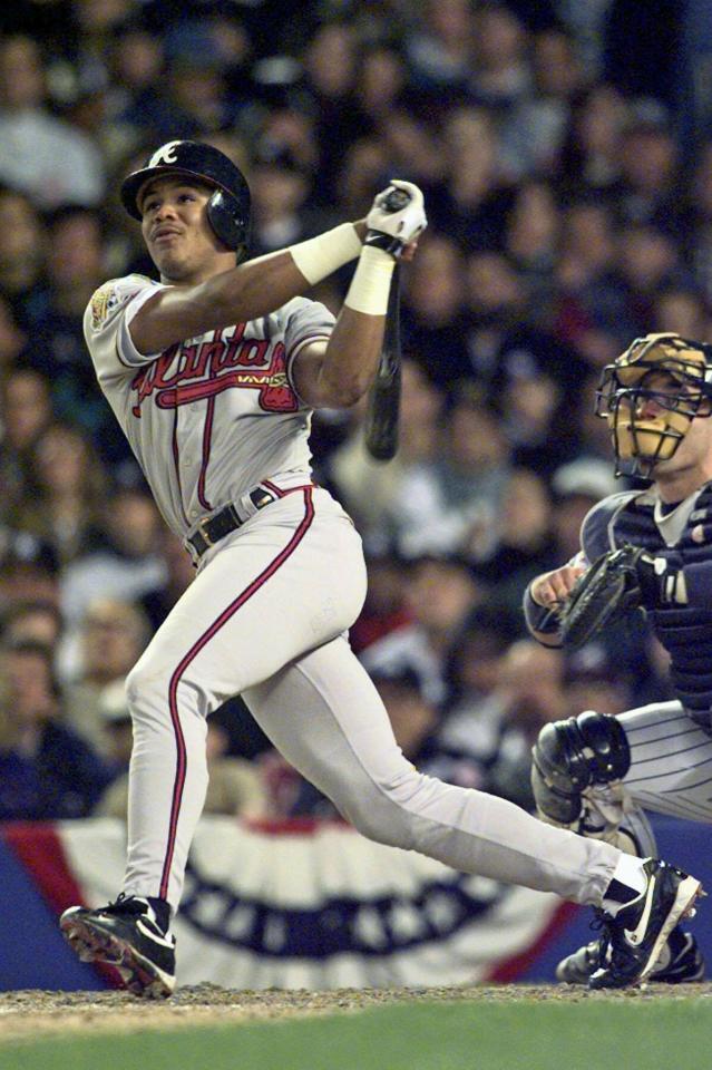 ＷＳヤンキース戦で本塁打を放つブレーブス時代のアンドリュー・ジョーンズ氏（ＡＰ＝共同）＝１９９６年１０月