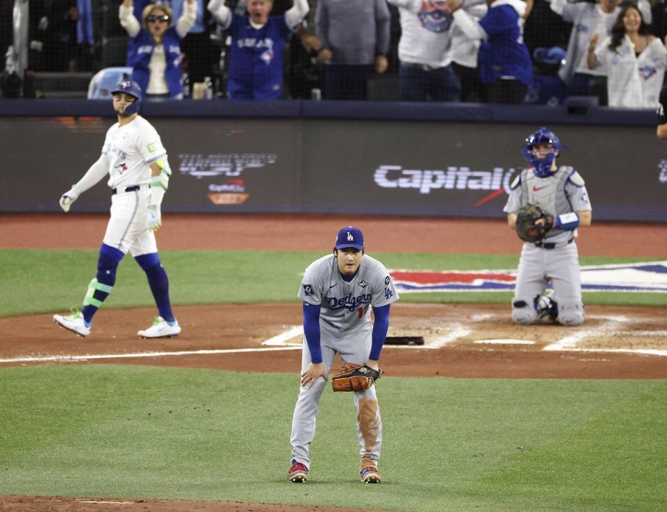３回、ビシェット（奥左）に先制３ランを浴び、膝に手をつく大谷＝２０２５年１１月（提供・共同通信社）