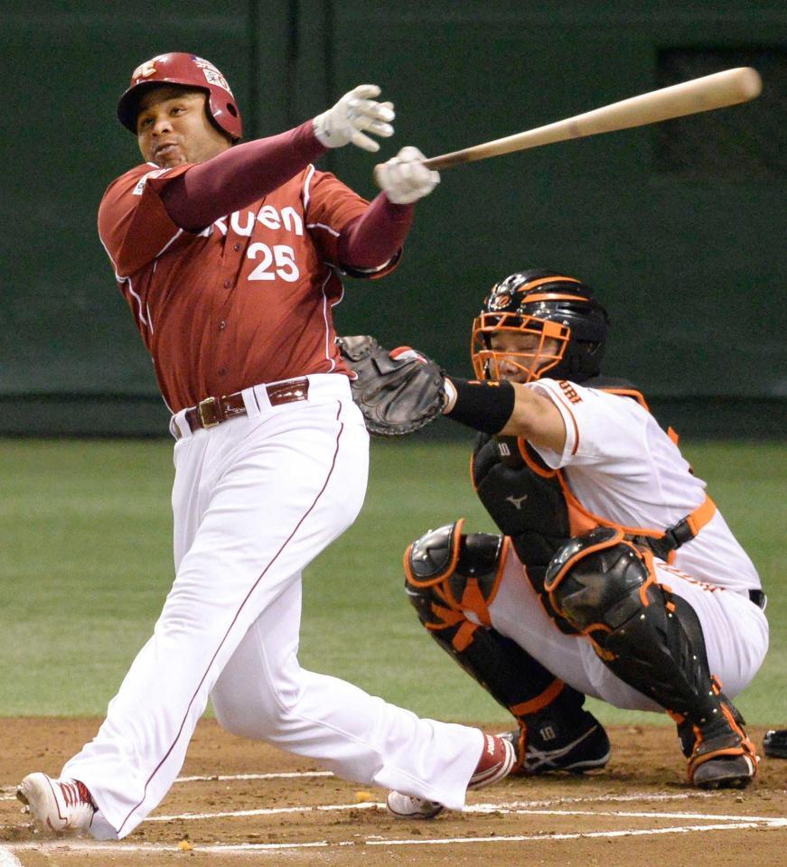 　１３年１０月、巨人との日本シリーズ第４戦で先制３ランを放つ楽天のジョーンズ