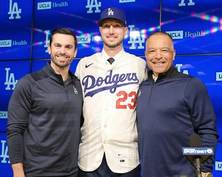 　ドジャースの入団記者会見に臨んだタッカー（中央）。右はロバーツ監督（イマジンイメージズ・ロイター＝共同）