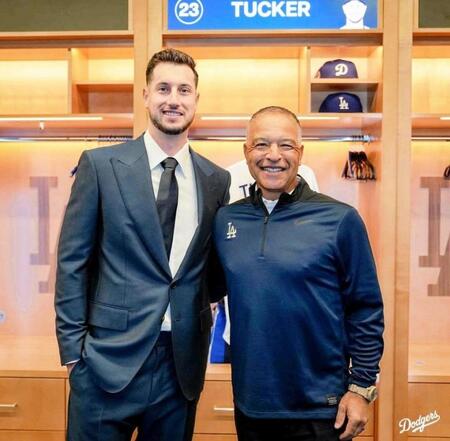 　ロッカーの前でタッカーと記念撮影するロバーツ監督（ロサンゼルス・ドジャース提供）
