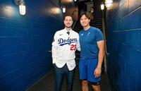 　記念撮影するタッカーと大谷（ジョン・スーフー／ドジャース提供）