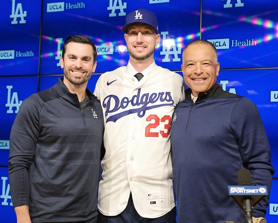 　ドジャースの入団記者会見に臨んだタッカー（中央）。右はロバーツ監督（イマジンイメージズ・ロイター＝共同）