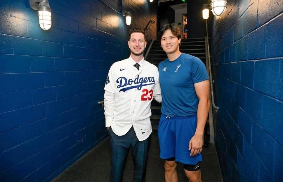 　記念撮影するタッカーと大谷（ジョン・スーフー／ドジャース提供）