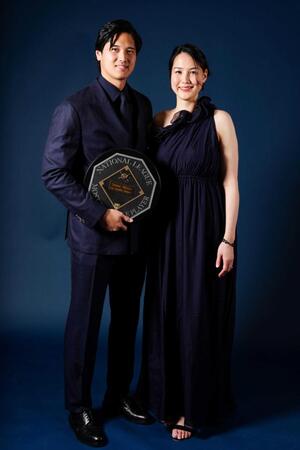 　ポーズをとるドジャース・大谷と真美子夫人（ＭＬＢ提供・ゲッティ＝共同）