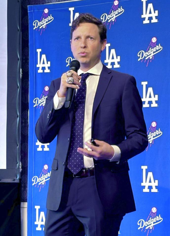 　記者会見するドジャースのマイケル・スペトナー氏