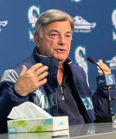 　記者会見する米大リーグ、マリナーズの球団専属アナウンサーのリック・リズさん（共同）
