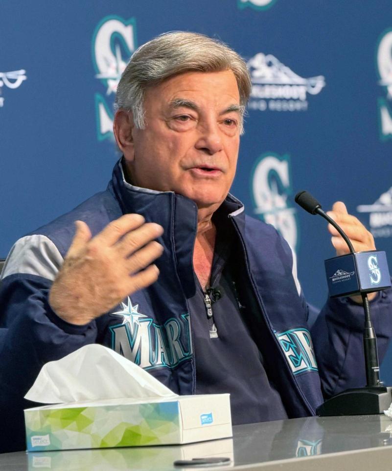　記者会見する米大リーグ、マリナーズの球団専属アナウンサーのリック・リズさん（共同）