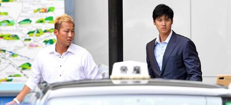 日本ハム・中田翔と共に名古屋入りする大谷翔平＝１７年７月