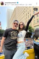 優勝パレードでカスパリウスと。アマンダさんのインスタグラム＠ａｍａｎｄａｓｕｍｍｅｒｒより