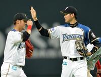 前田健太を打ち崩し勝利した日本ハム・大谷翔平（右）と中田翔は、タッチを交わし喜び合う＝１３年６月