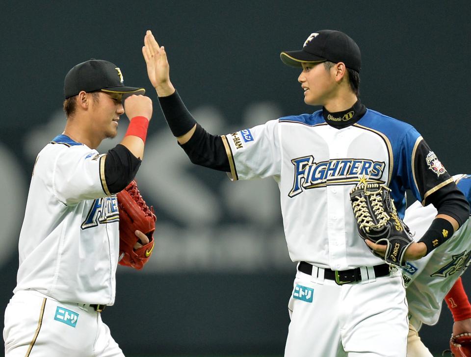 前田健太を打ち崩し勝利した日本ハム・大谷翔平（右）と中田翔は、タッチを交わし喜び合う＝１３年６月