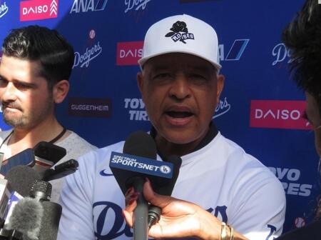 イベント会場で取材に応じるロバーツ監督（撮影・小林信行）