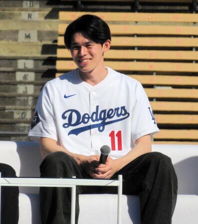 トークショーで笑顔をみせる佐々木朗希（撮影・小林信行）