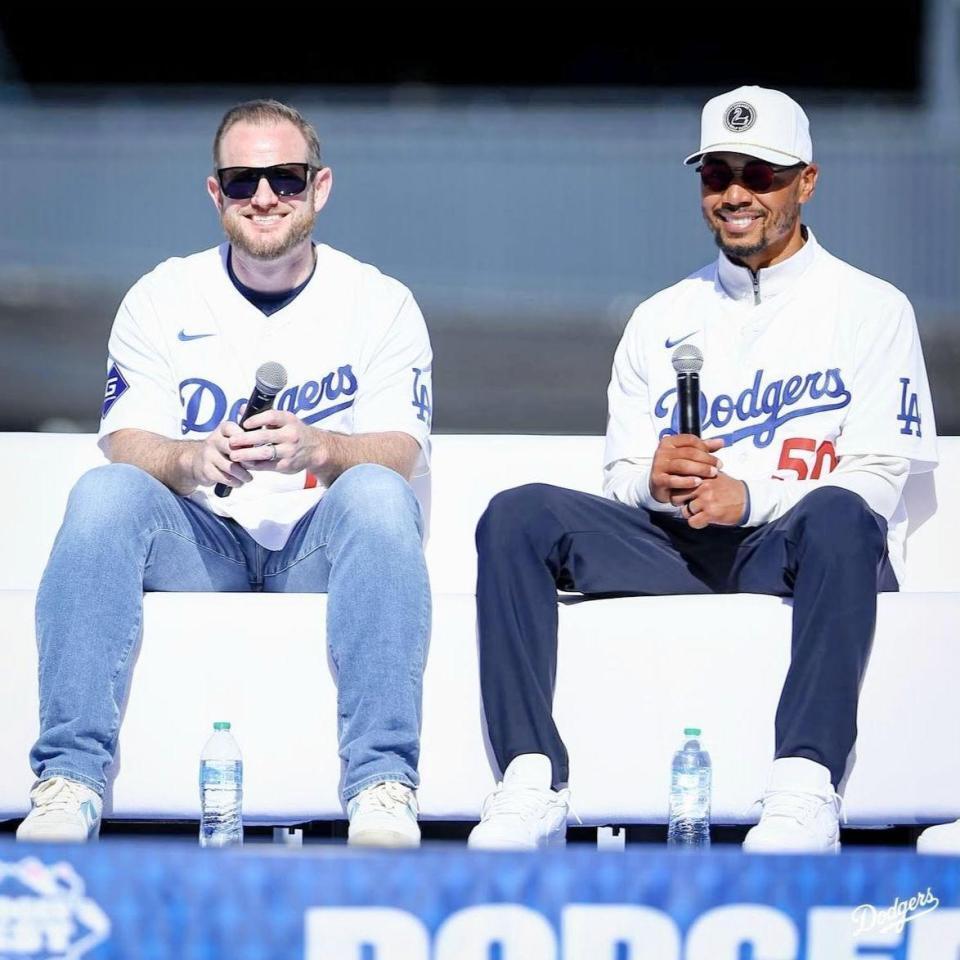 球団イベントに参加したマンシー（左）とベッツ（右）（ロサンゼルス・ドジャース提供）