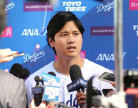 　ファン感謝イベントで取材に応じる大谷（共同）