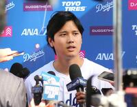 　ファン感謝イベントで取材に応じる大谷（共同）
