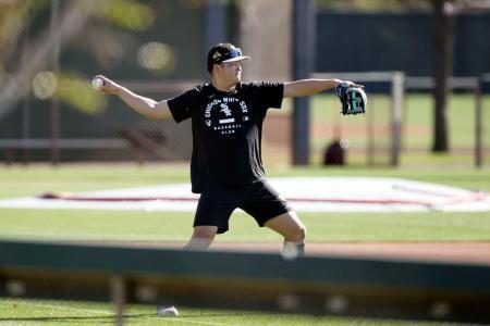 　キャッチボールするホワイトソックス・村上＝グレンデール（共同）