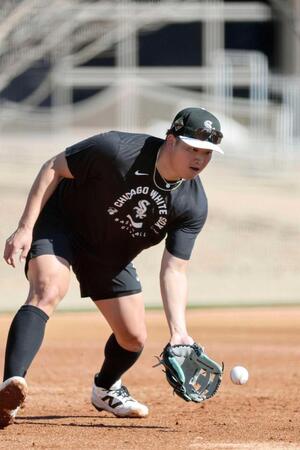 　三塁の守備位置でノックを受けるホワイトソックス・村上（共同）