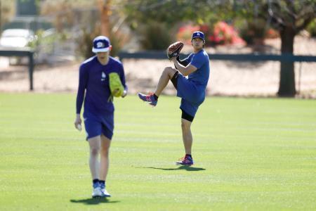 　キャッチボールするドジャース・大谷。左は佐々木＝グレンデール（共同）