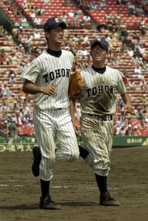 東北時代のダルビッシュ有（左）と真壁賢守さん＝２００３年８月