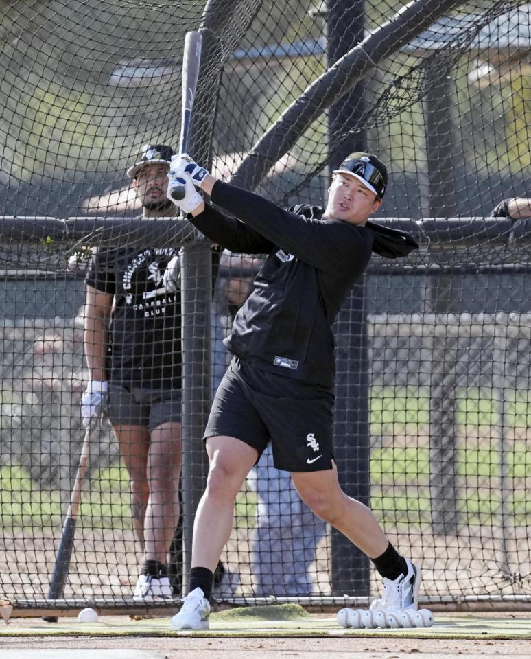 　フリー打撃をする村上（共同）