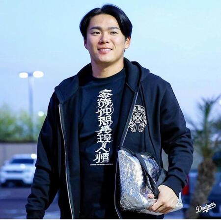 　キャンプ施設に入る山本由伸（ロサンゼルス・ドジャース提供）